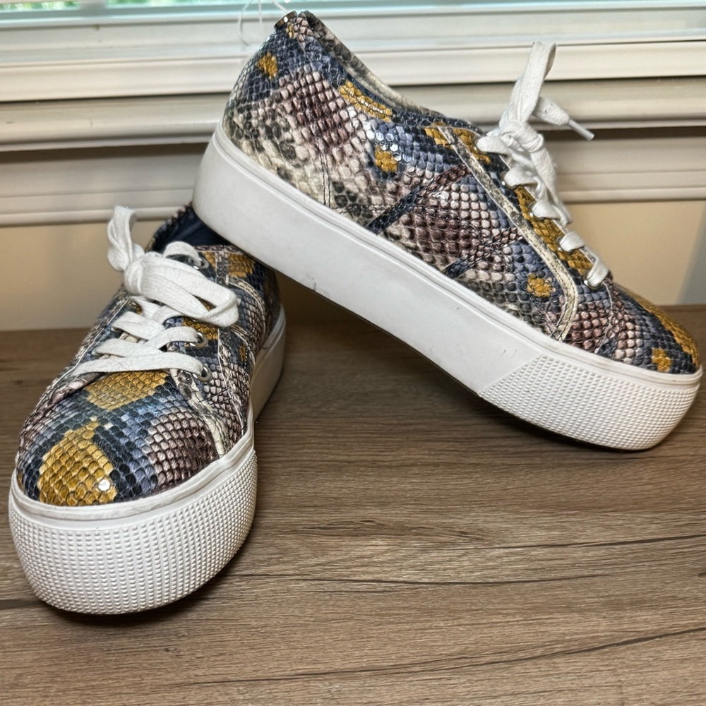 Steve Madden snack skin lace up platform